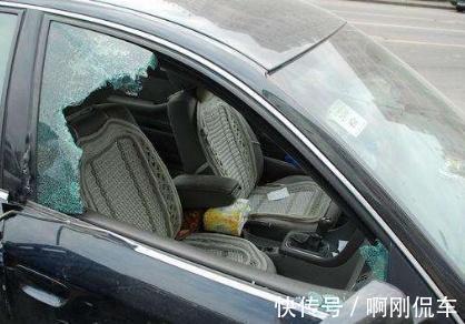 车钥匙被锁车内，除了砸玻璃毫无办法？别傻了，车上都是“机关”